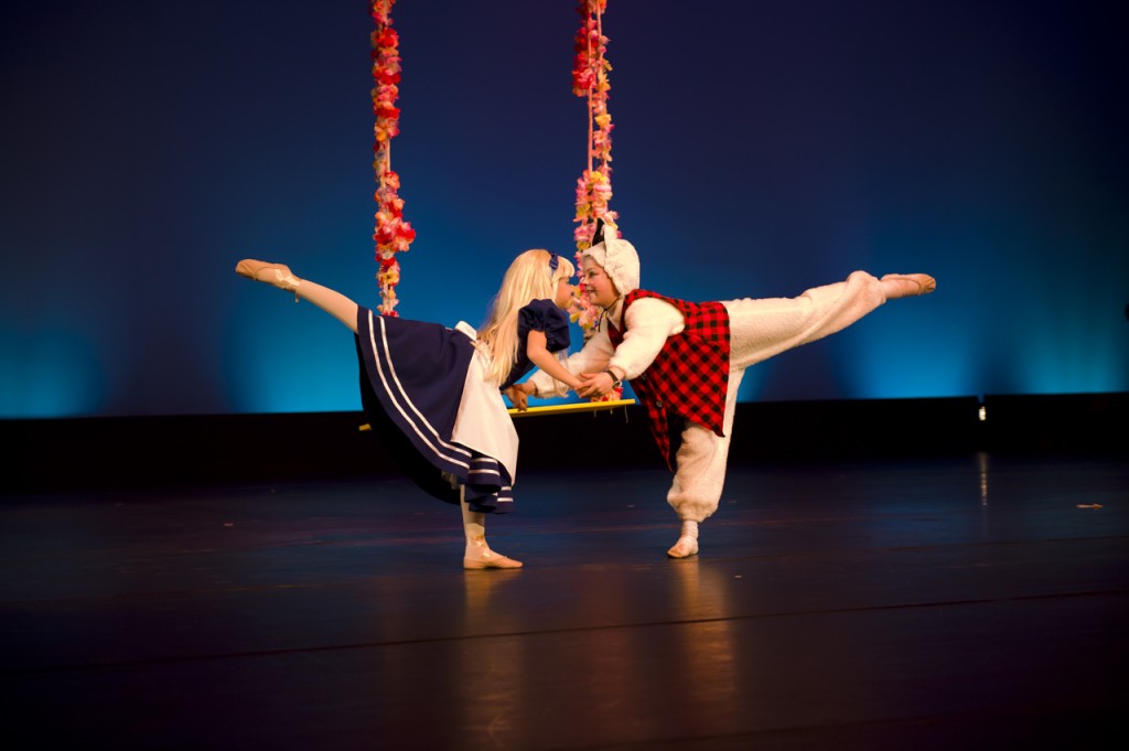 Denise en Philippe in Alice in Wonderland